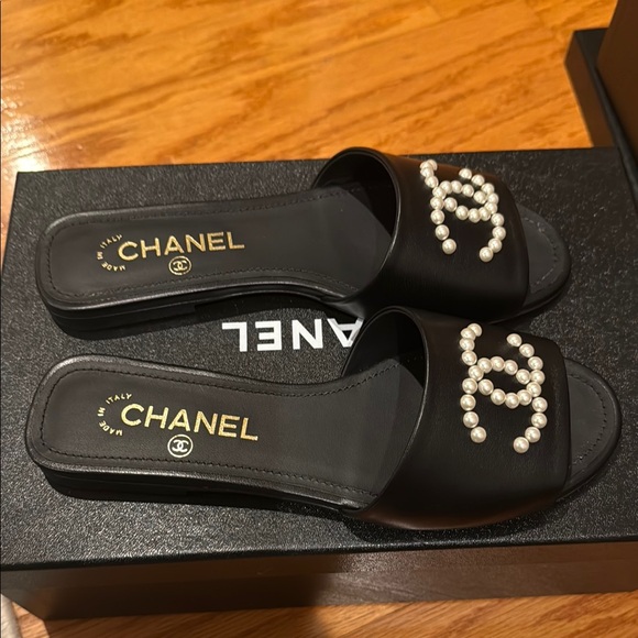 CHANEL Black leather pearl sandals mules 7 new box - Picture 6 of 10